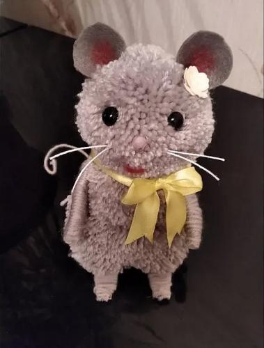 Мышка с помпончиками, выполненная своими руками