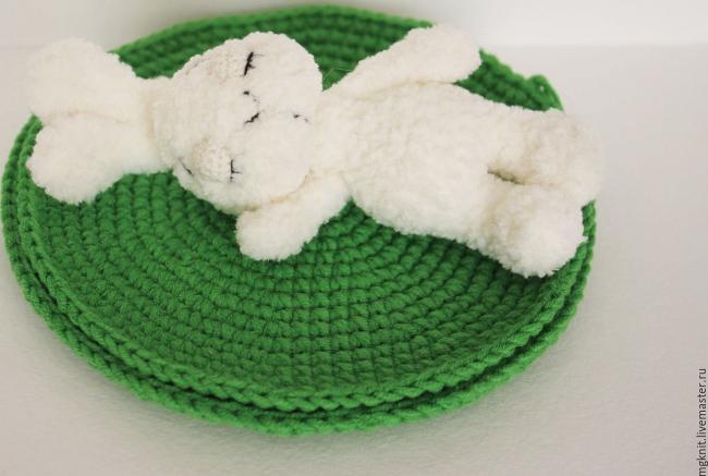 Спящий зайчонок