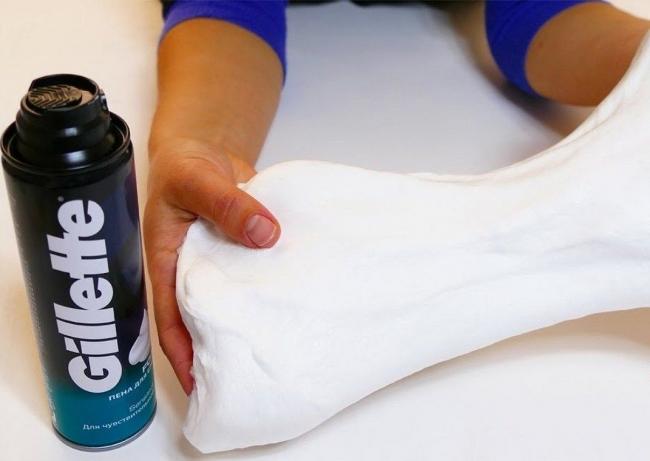 Использование пены для бритья для размягчения лизуна