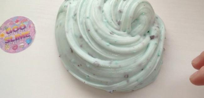 Белый лизун с блестками