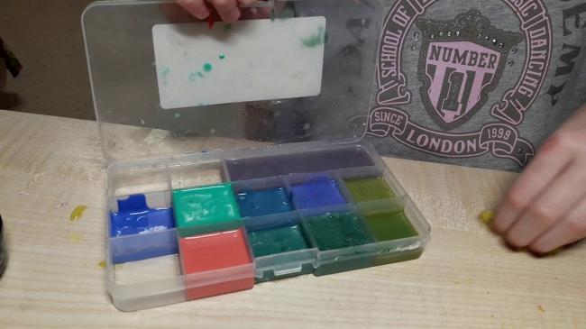 Хранение лизуна в контейнере