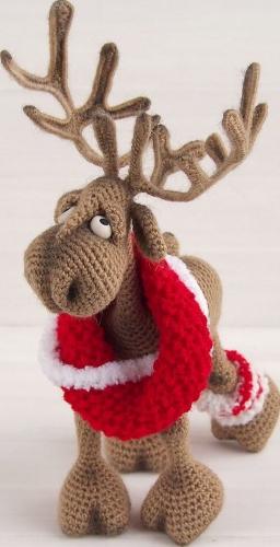 Связать оленя крючком несложно