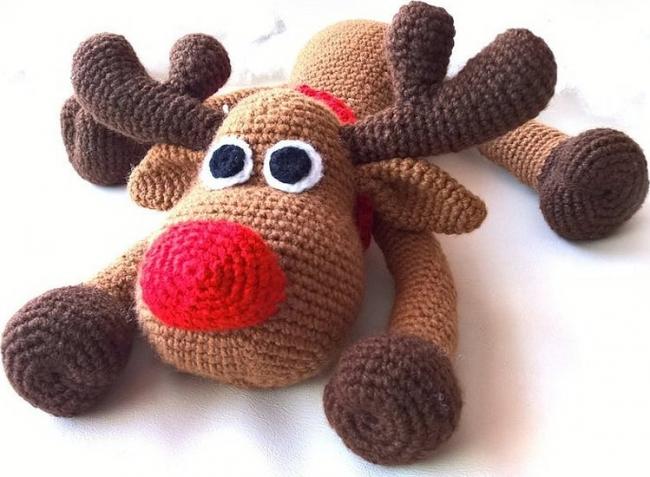 Связать игрушку довольно просто, получится даже у новичка