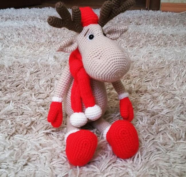 Олень крючком — прекрасный подарок своими руками