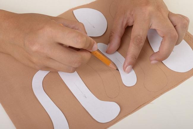 Процесс переноса бумажной выкройки на фетр