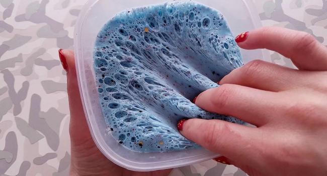 В бабле очень много пузырей, они весело лопаются и трещат