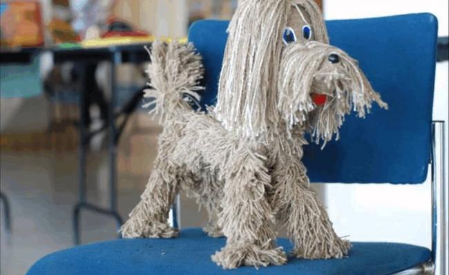 Собачку из ниток можно изготовить разными способами