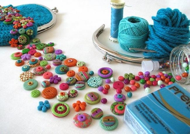 Готовую игрушку можно украсить вышивкой и пуговками