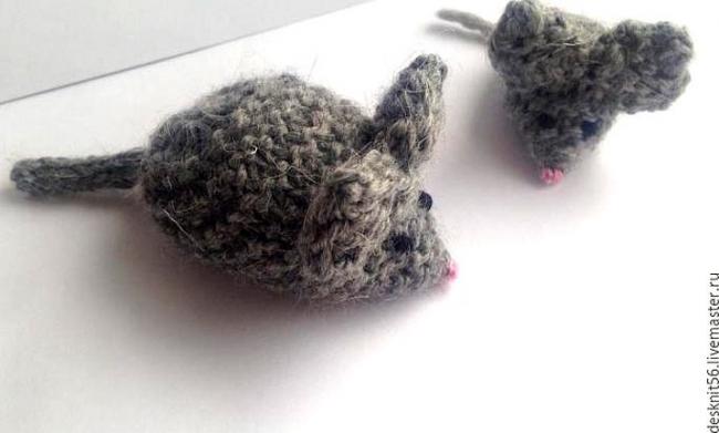 Немного увеличив число рядов и петель можно связать мышку побольше