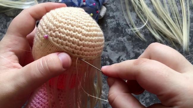 К голове можно пришить или приклеить искусственные прядки волос