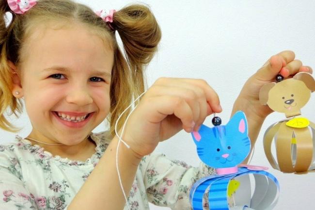 Бумажные поделки лучше всего делать вместе с ребенком