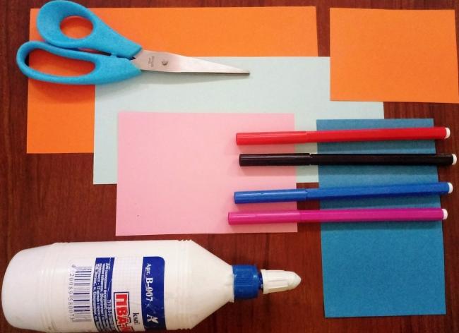 Для изготовления игрушки из бумаги понадобятся доступные в быту предметы