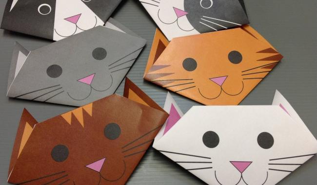 Мордочку котика можно разрисовать или обклеить цветной бумагой