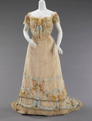 Платье из шелка