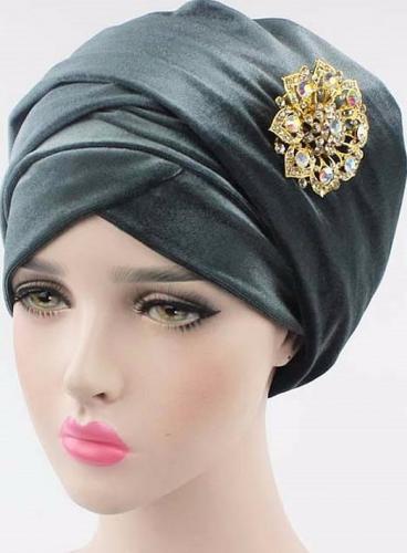 Модель, украшенная брошью