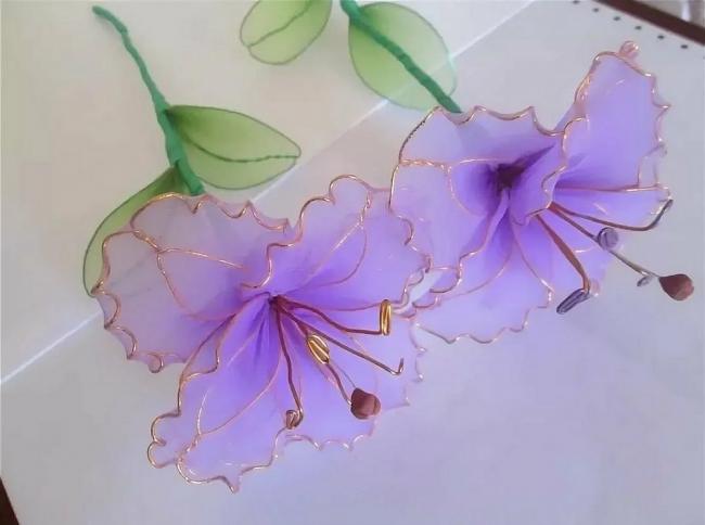 Цветок фиолетовой лилии