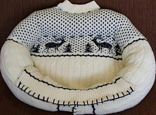 Лежак из свитера