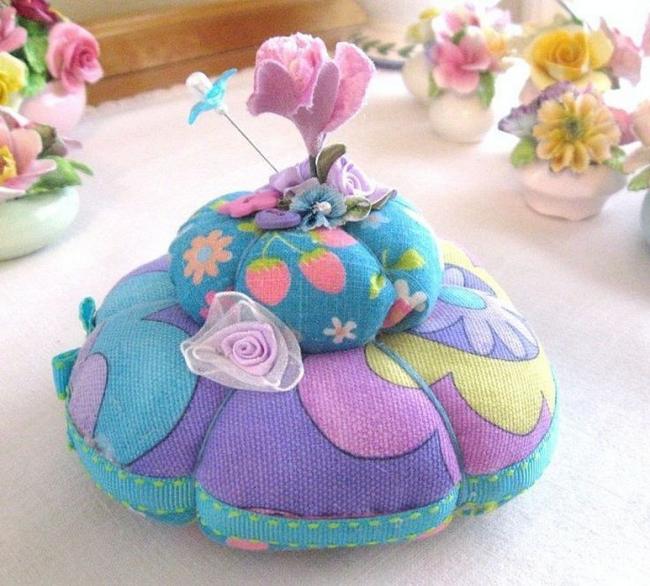 Круглая игольница с украшением