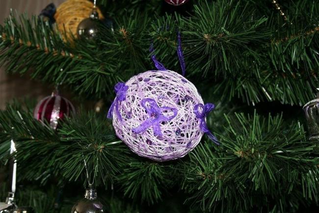 Шар из ниток на елку – прекрасный подарок к Новому году