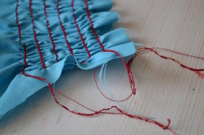 Резиновые нитки лучше вшивать параллельно друг к другу