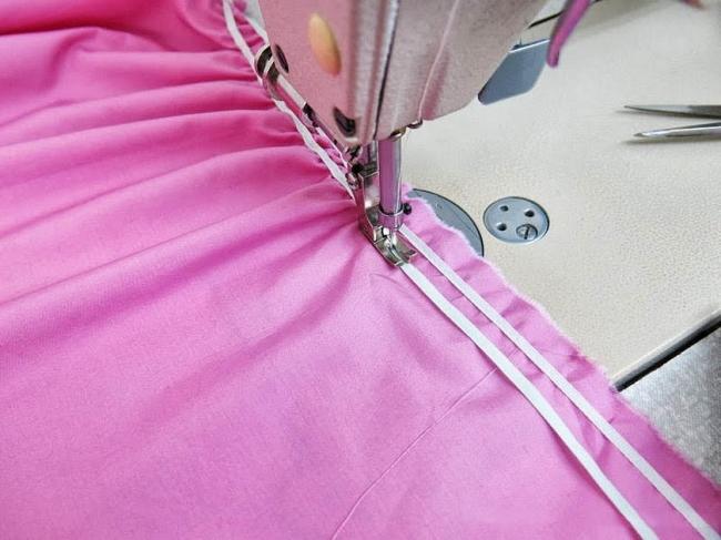 При пошиве нужно натягивать ленту