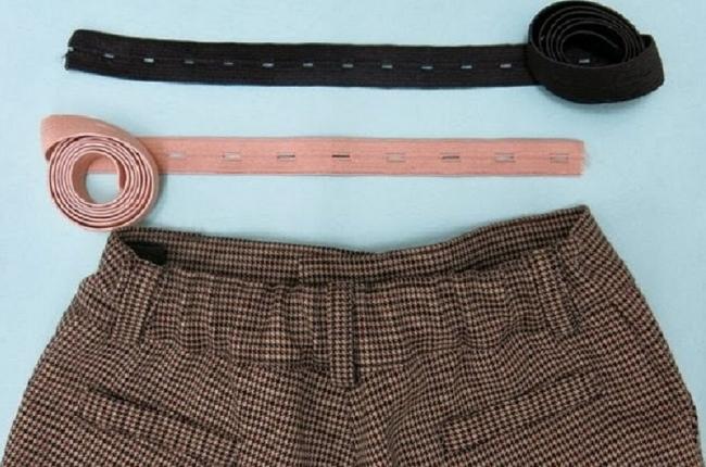 В пояс брюк должна вшиваться широкая лента