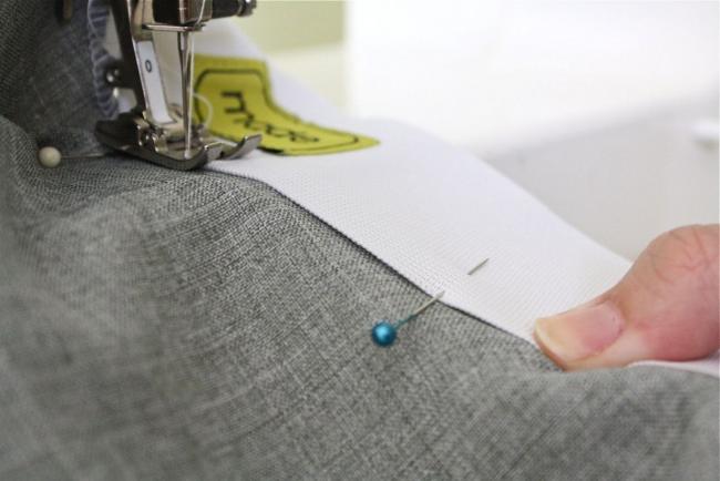 Булавки помогают равномерному пришиванию