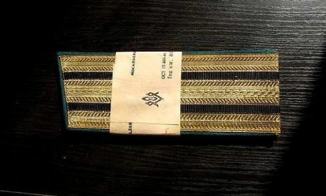 Еще не пришитое парадное погонное изделие