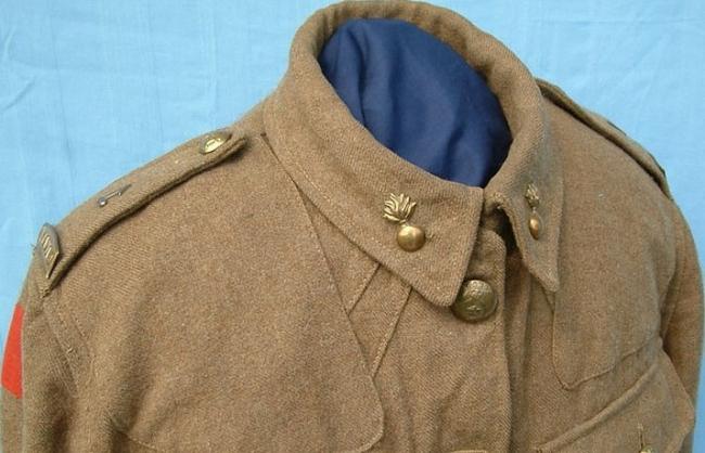 Старый китель с мягкими погонными изделиями из ткани