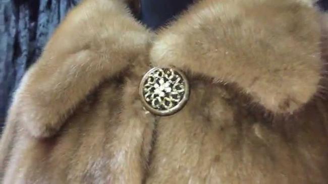 Для красивой норковой шубы идеально подходит пуговичка с ножкой