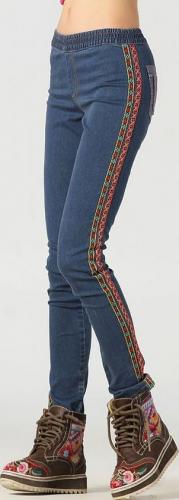 Вставка по всей длине делает штаны ультрамодными и современными