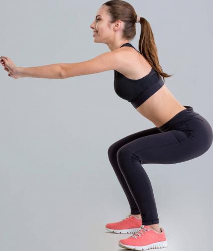 Приседания помогут эффективно растянуть брюки