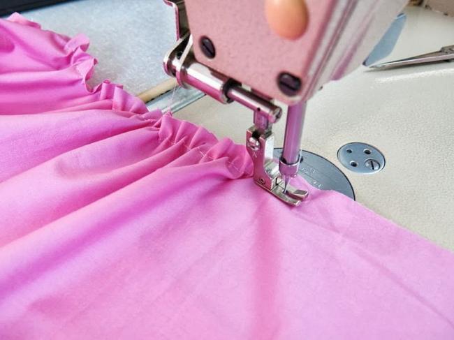 Трикотажная ткань имеет свойство собираться и растягиваться