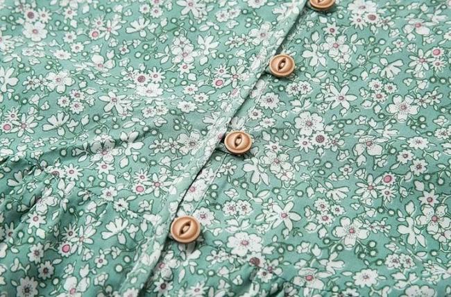 На пуговицах