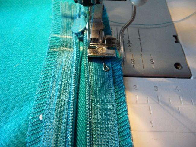 С помощью молнии