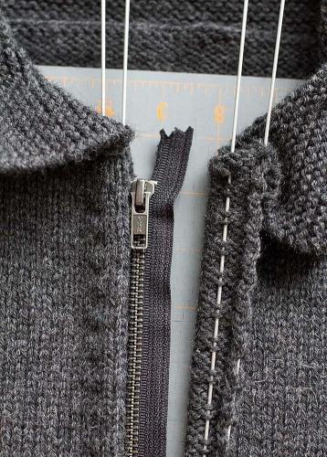 Правильное втачивание застежки в петельки изделия