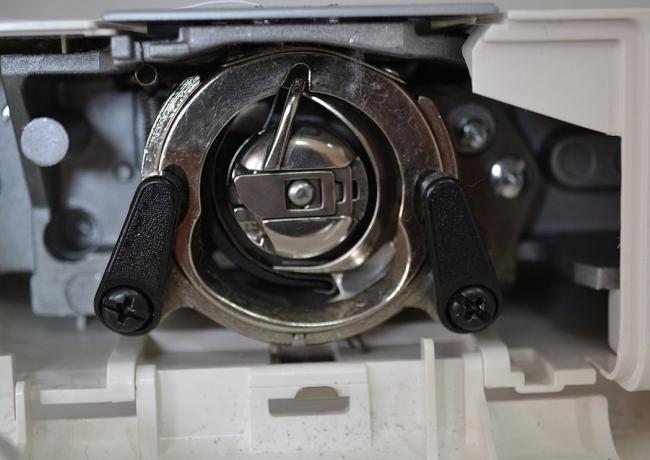 Фиксация шпульного механизма в Зингере нового образца