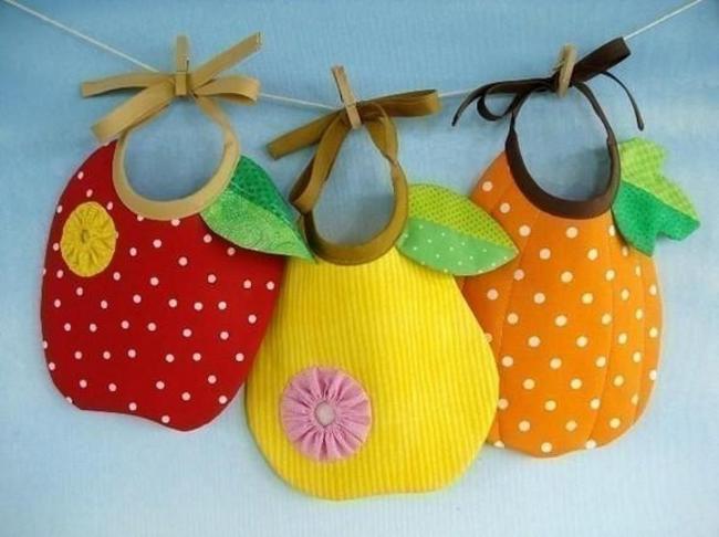 Готовый нагрудный слюнявчик