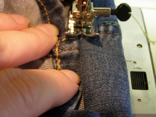 Несоответствие иглы толщине ткани приводит к ее поломке