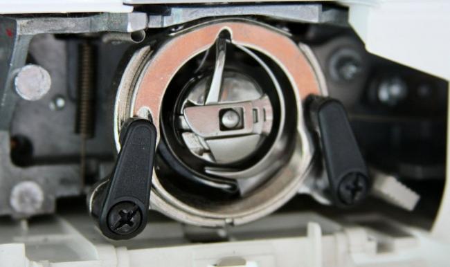 Если машина долго не была в работе, следует проверить детали челночного устройства на отсутствие шероховатостей и ржавчины