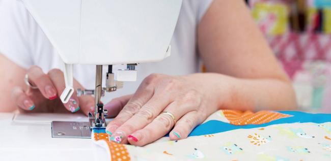 Слишком сильное натягивание ткани ведет к поломке иглы