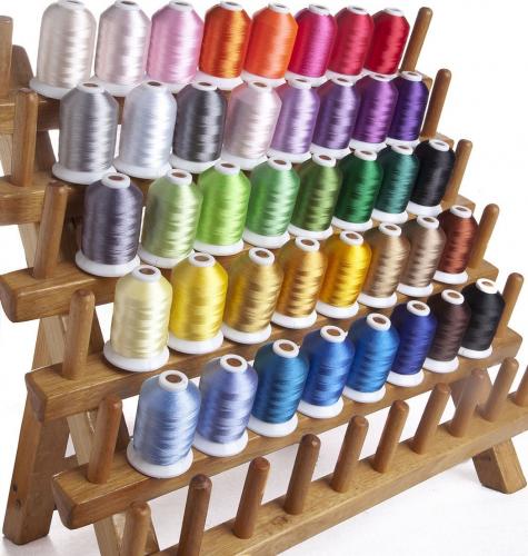 Для того, чтобы нити не переплетались между собой, желательно обвязать простой резинкой рукав оверлока поближе к иголке и завести под резинку нить.