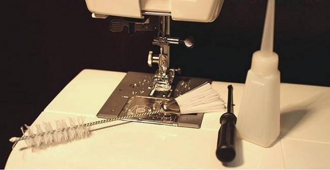 Инструменты для чистки и смазки машинки Janome