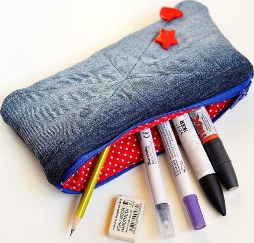 Самодельных чехол из старых джинсовых штанов