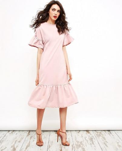 Платье с воланом подчёркивает романтичность женщины