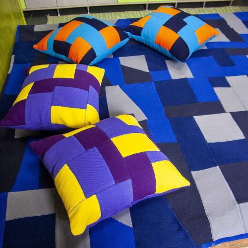 Трикотажное покрывало на кровать и чехлы на подушки