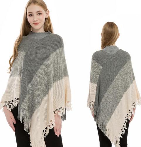 Девушка в пончо