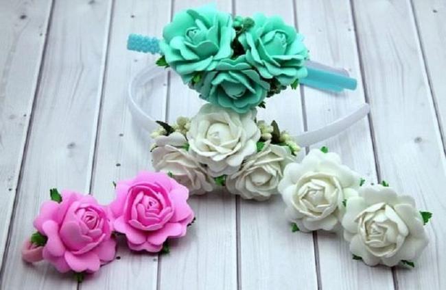 Небольшие цветочки из такого материала получаются особенно красивыми