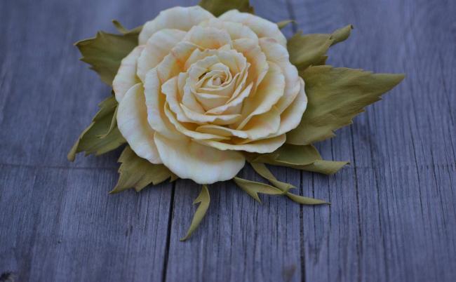 Оригинальная белая роза с листочками