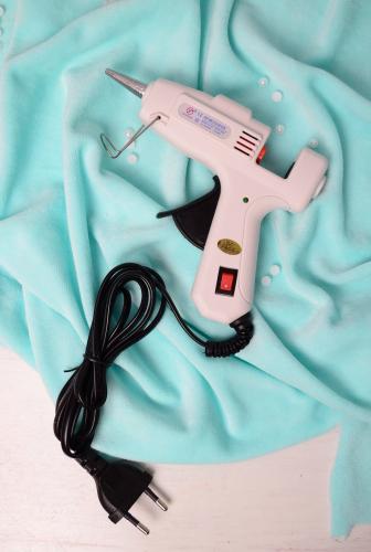 Идеально приделывать ткань к основе с помощью клеевого пистолета